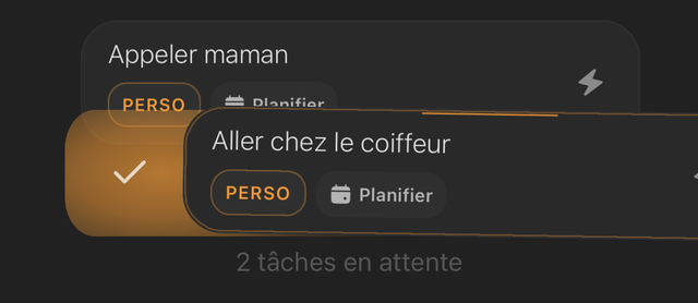 Carte « Aller chez le coiffeur » glissée vers la droite pour être validée, avec tag Perso, Planifier et 2 tâches en attente